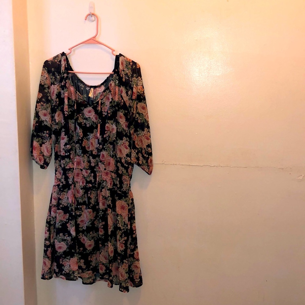 Lightweight polyester casual spring dress with black slip. Size says XXL fit L